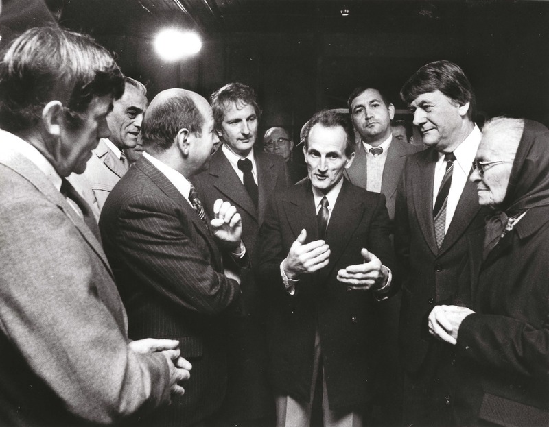 11 OCTOBRE 1980, Les explications du fromager Gabriel PROST aux élus dans l'atelier de fabrication fraichement inauguré en Musée