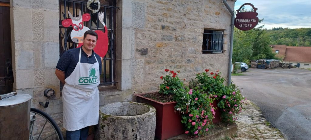 Mattéo devant la fromagerie musée de Trépot