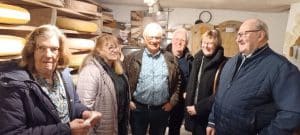 Échanges lors de la visite du musée