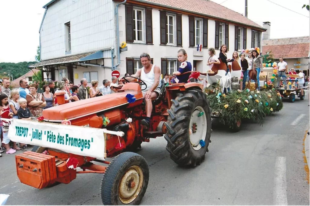 Défilé agricole lors de la Fête des Fromages à Trépot avec tracteur et habitants