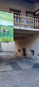 Entrée de la Fromagerie-Musée de Trépot avec bannière promotionnelle en Franche-Comté