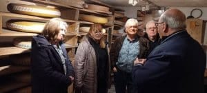 Participants découvrant l’histoire de la fabrication du Comté dans le musée de Trépot