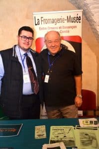 Participants à la rencontre touristique d’Ornans devant le stand de la Fromagerie-Musée de Trépot