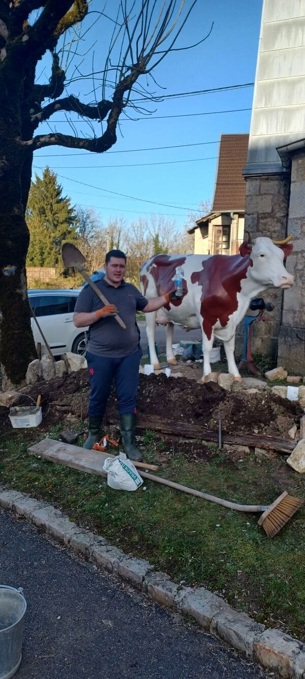 Rénovation des massifs floraux devant la Fromagerie-Musée de Trépot