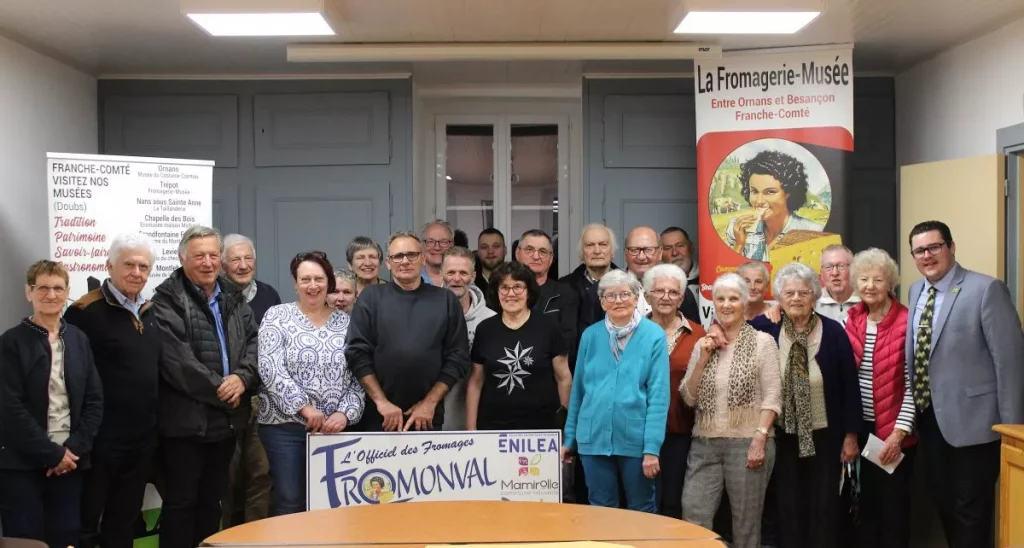 es 50 adhérents de l'association Les Amis de la Fromagerie-Musée de Trépot réunis en assemblée générale avec la banderole Fromonval-France