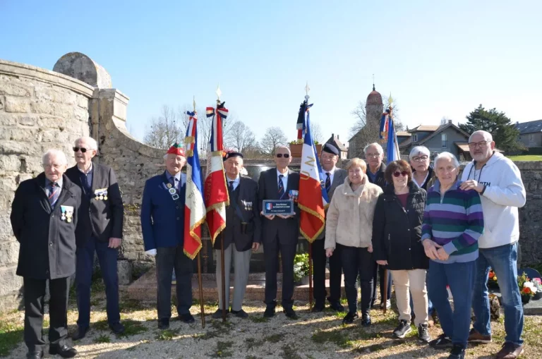 Délégation de l'UNC du Doubs, anciens combattants médaillés et proches d'Alexandre Burla au cimetière de Trépot