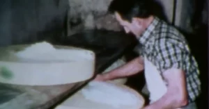 Fabrication traditionnelle du fromage dans la fromagerie de Trépot