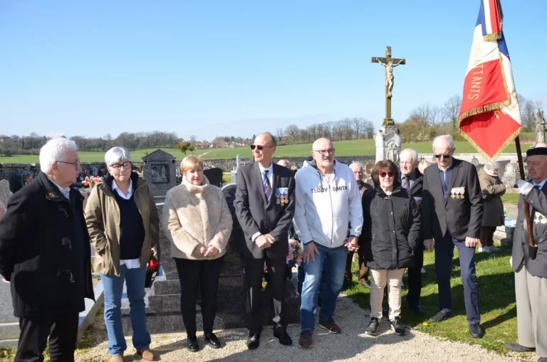 La famille Burla et les membres du Comité des Fêtes de Trépot réunis pour la cérémonie d'hommage à Alexandre Burla