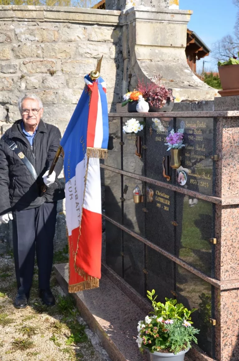 Louis Vouillot, porte-drapeau de l'UNC du Doubs, devant la sépulture d'Alexandre Burla au cimetière de Trépot
