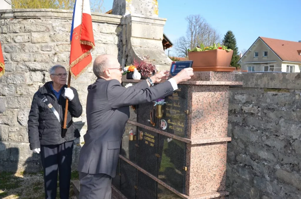 Michel Choffez, Président de l'UNC d'Ornans, dépose la plaque d'hommage sur la sépulture d'Alexandre Burla à Trépot