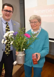 Remise de cadeau et remerciements à Anne Liégeon lors de l’assemblée générale