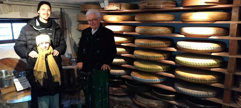 Roland Philippe et Mattéo Guillemin accueillent Nicolas Philippe (La Yaute and Cow) dans la cave d'affinage de la Fromagerie-Musée de Trépot